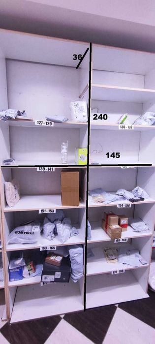 деревянные стеллажи с полками