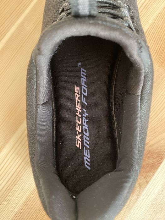 Продам кроссовки Skechers