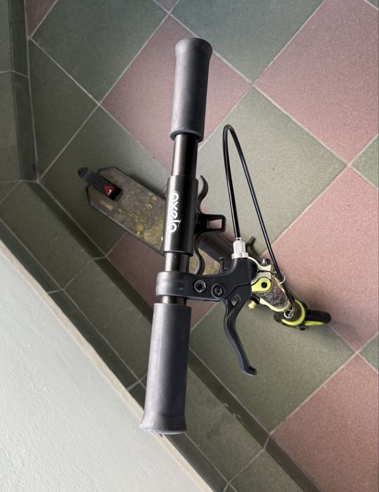 Trotineta axelo Mid 5 pentru copii cu suspensie si frâna pe ghidon si roata spate