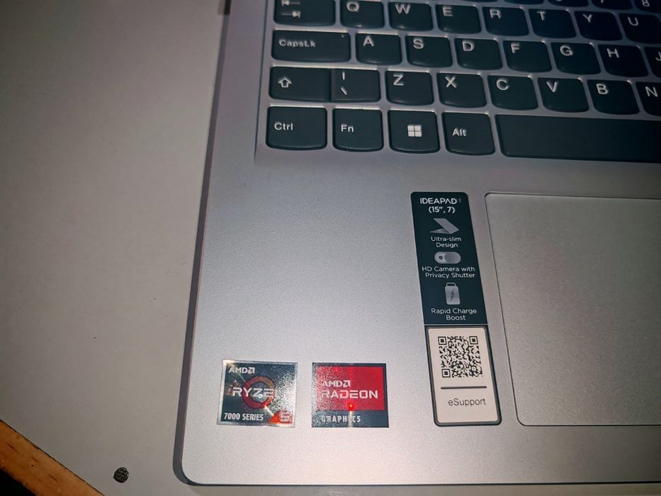 Noutbook Lenova ideal holatda