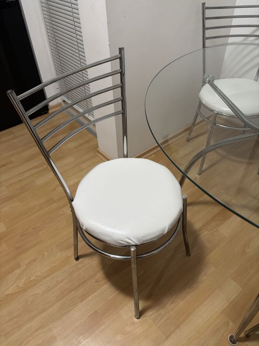 Продавам комплект стъклена маса със четири стола