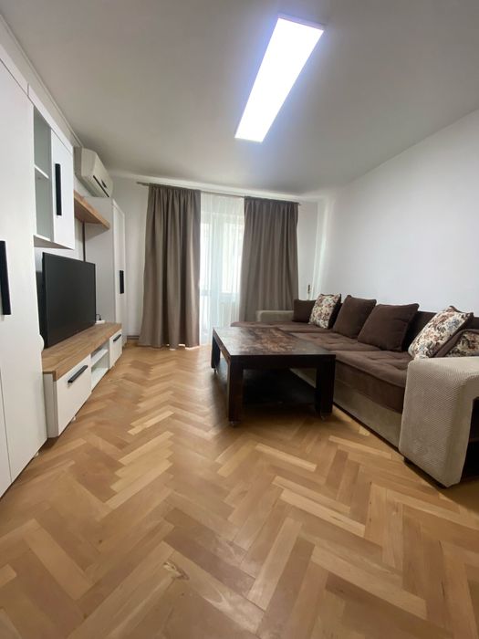 Regim hotelier, zona centrala, vis-a-vis de Merloni