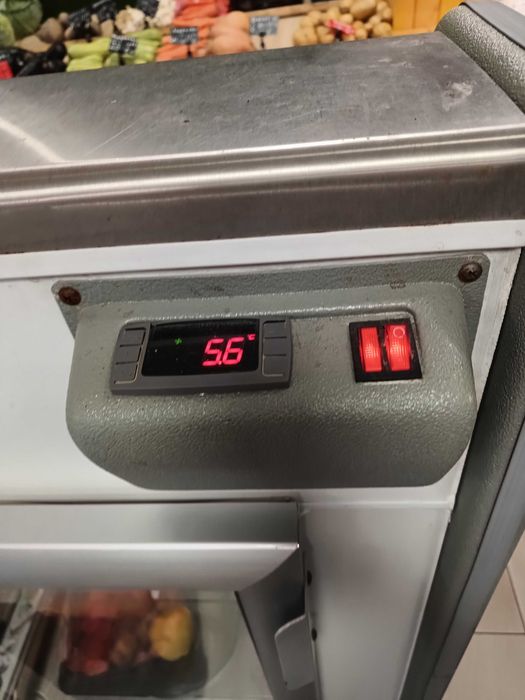 Вертикална двойна витрина