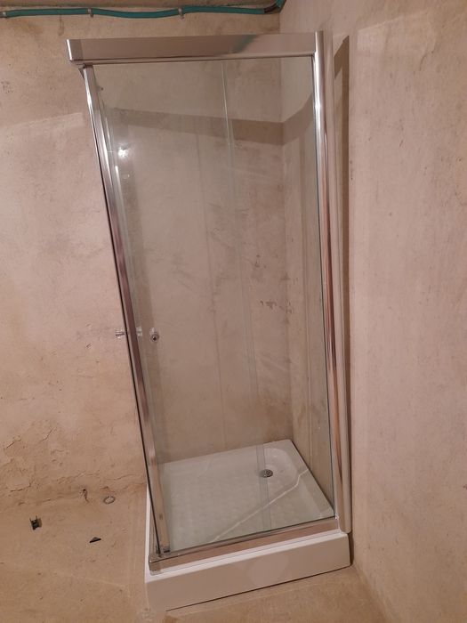 Квадратна душ кабина и квадратно корито