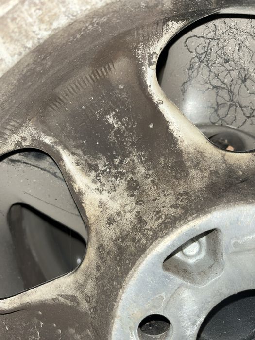 Джанти 15ки OZ от Алфа 145/6 със зимни гуми.