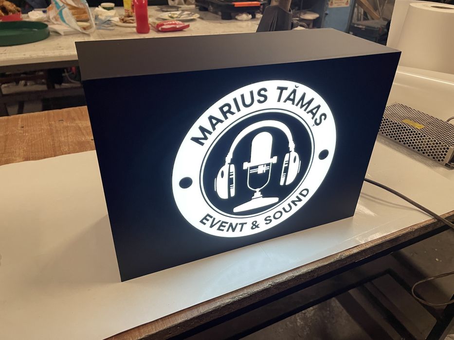 Realizez casete si reclame luminoase la comanda