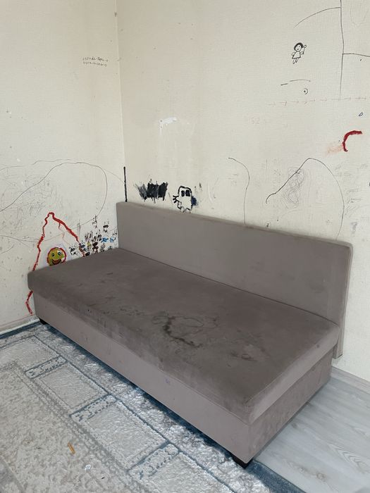 Диван гостинный.