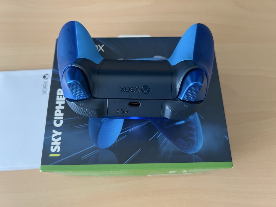 Продавам Xbox Wireless Controller Sky Cipher – Лимитирана серия