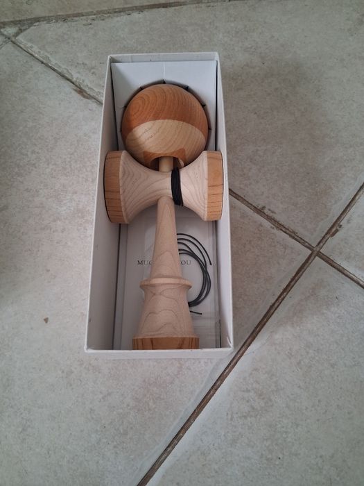 Vând kendama nou nouta mugen musou infinity square cu tot cu cutie