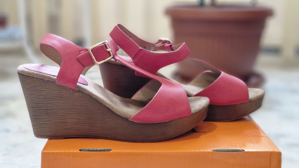 Сандалети на платформа