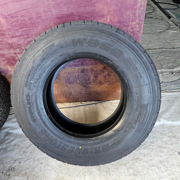Нови предни гуми 315/70R22.5 Bridgestone W958 156/150L M+S 3PMFS SNOW
