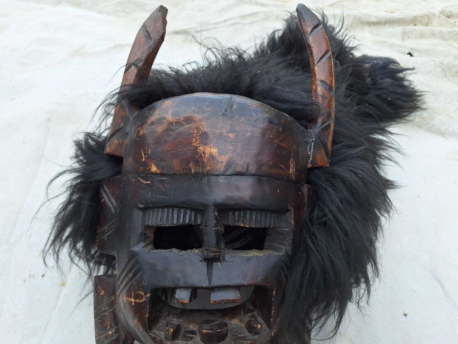 Кукерска маска от дърво и кожа