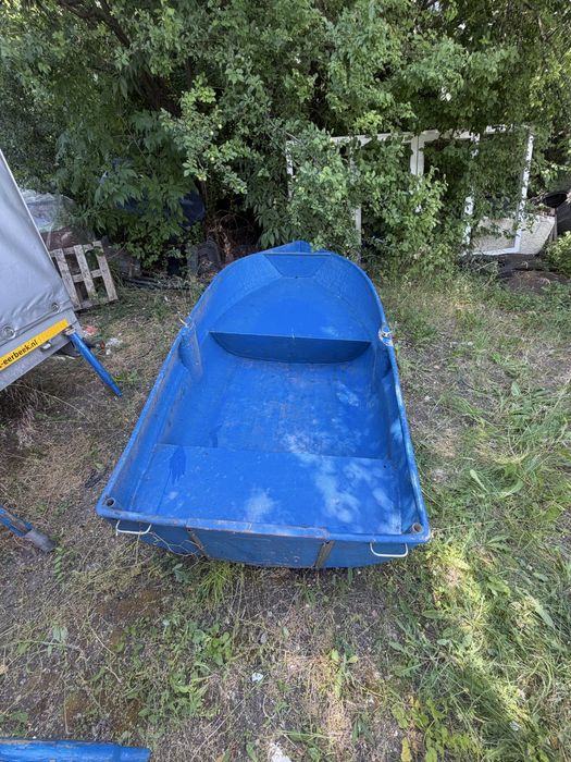 Лека стъклопластова Тутракан лодка 260 см / 40 кг – качва се на таван на кола, 500 €