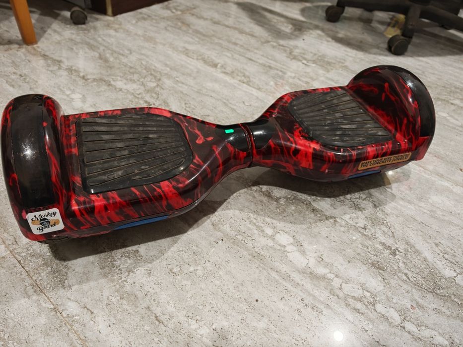 Vând Hoverboard puțin utilizat, baterie schimbata acum 1 an, stare buna.