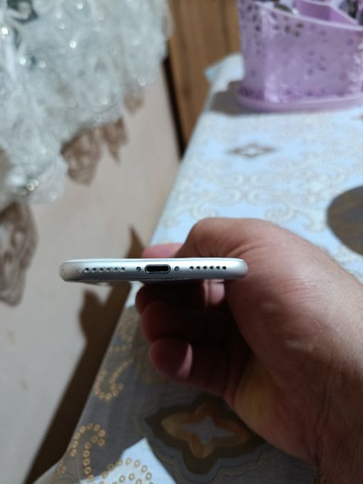 Продам айфон 8 батарея держит 12часов