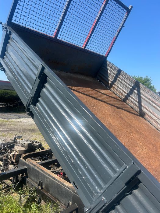 Тристрана самосвална уредба