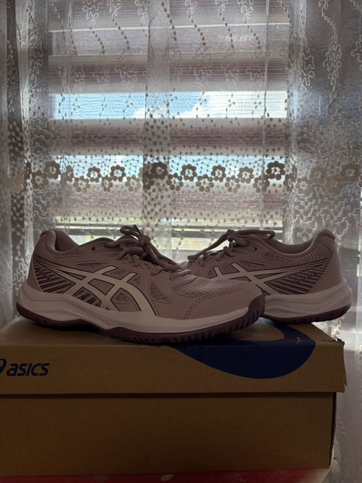 Волейболни обувки на Asics.