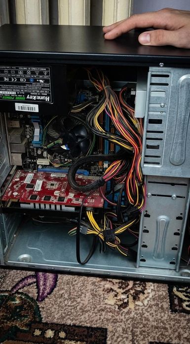 Монитор и блок компьютера