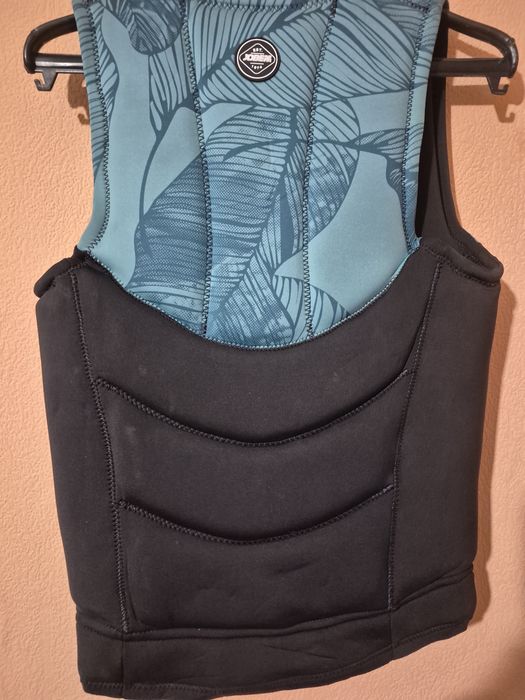 Продавам 2 броя спасителни жилетки