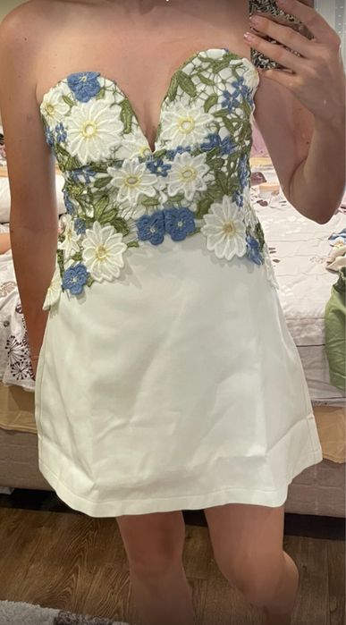 Рокля с красива бродерия