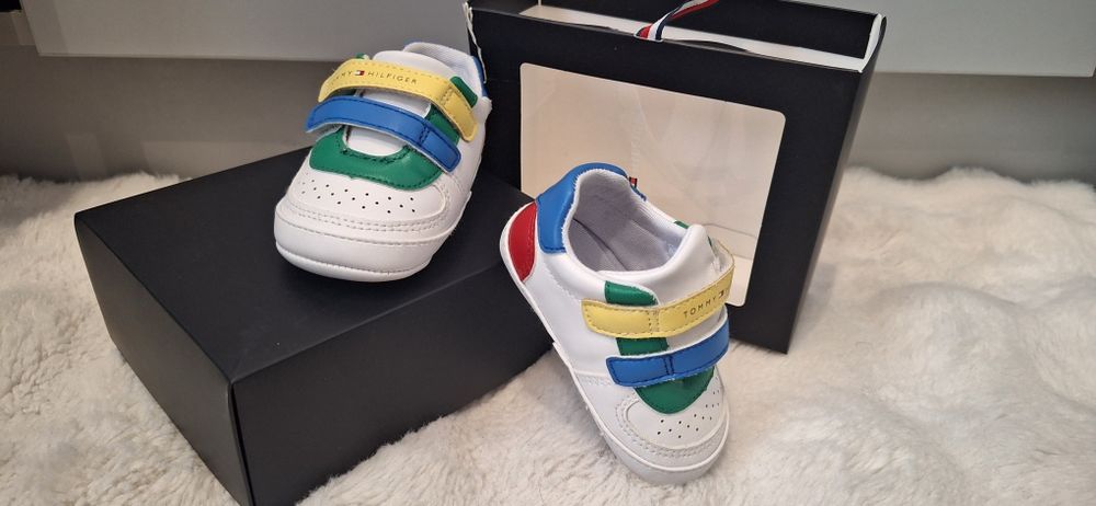 Aceștia sunt adidași  pentru bebeluși Tommy Hilf