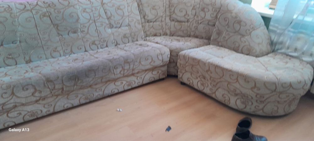 Отдам диван угловой требует чистки