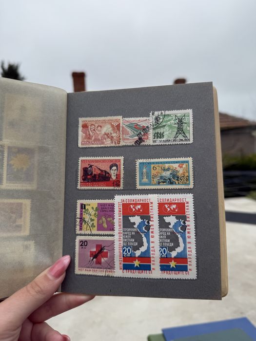 Малък класьор с различни пощенски марки