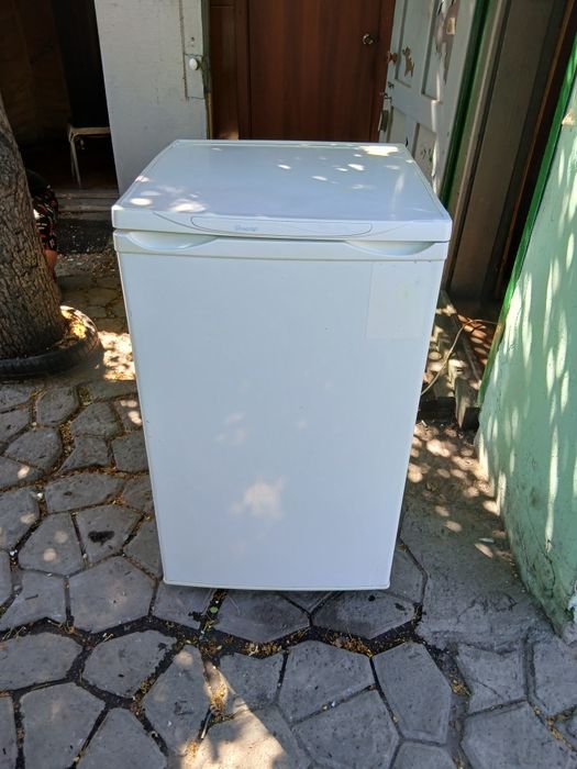 Продам холодильник высота 1 м