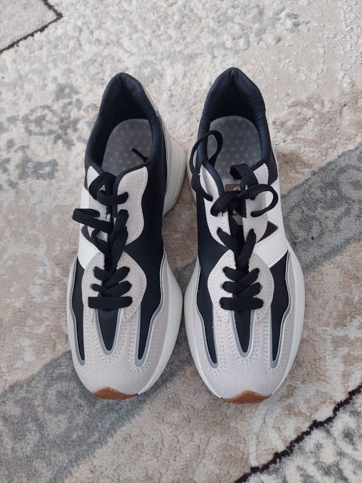 Продам женские кроссовки