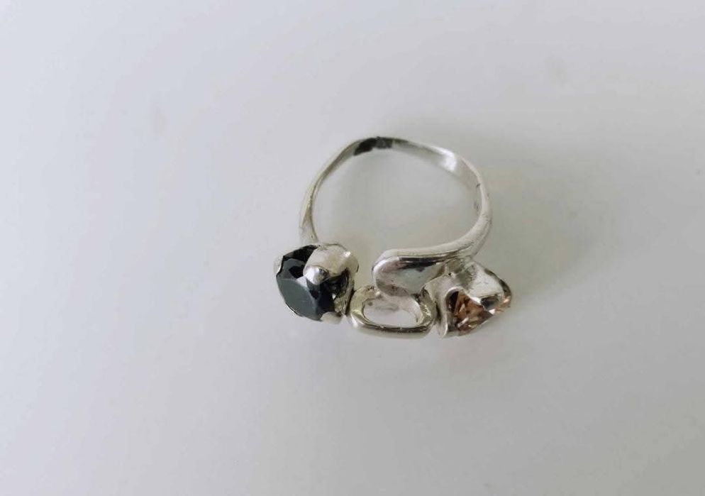 Vechi inel din argint de 925 cu pietre de culoare cognac si negru