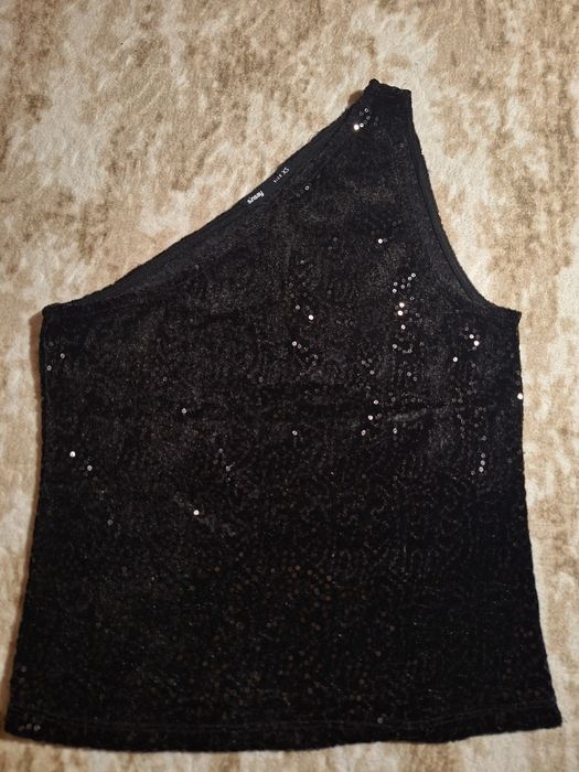 Черен топ с пайети