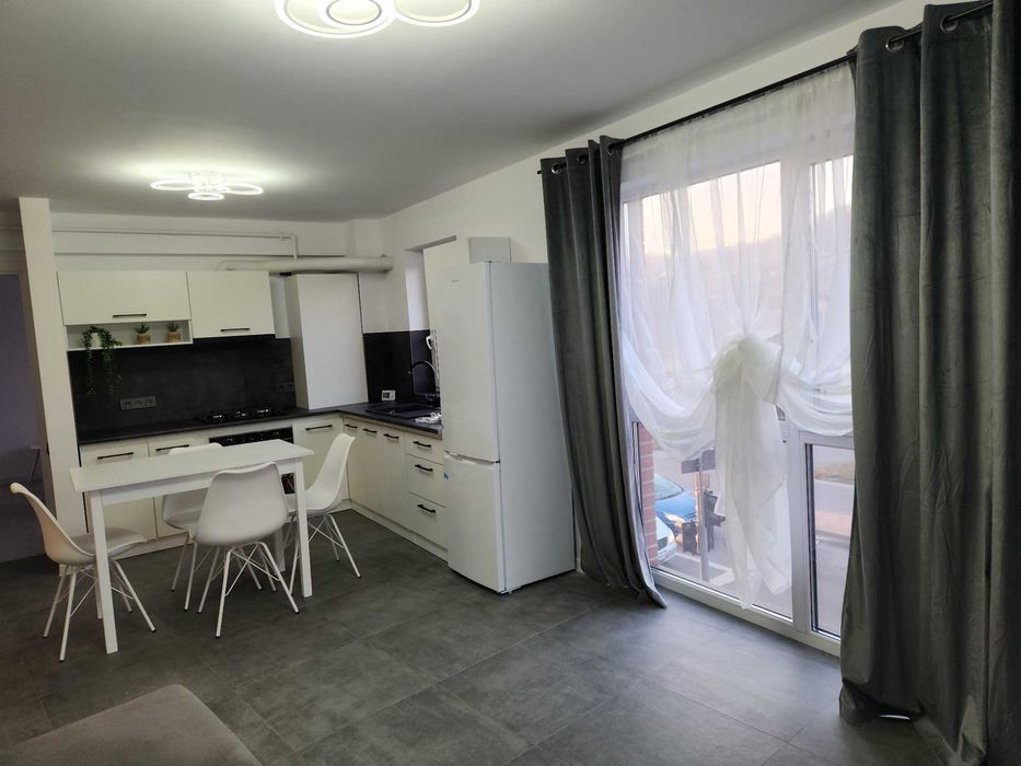Central inchiriez apartament  3 camere 72 mp et l ,imobil nou