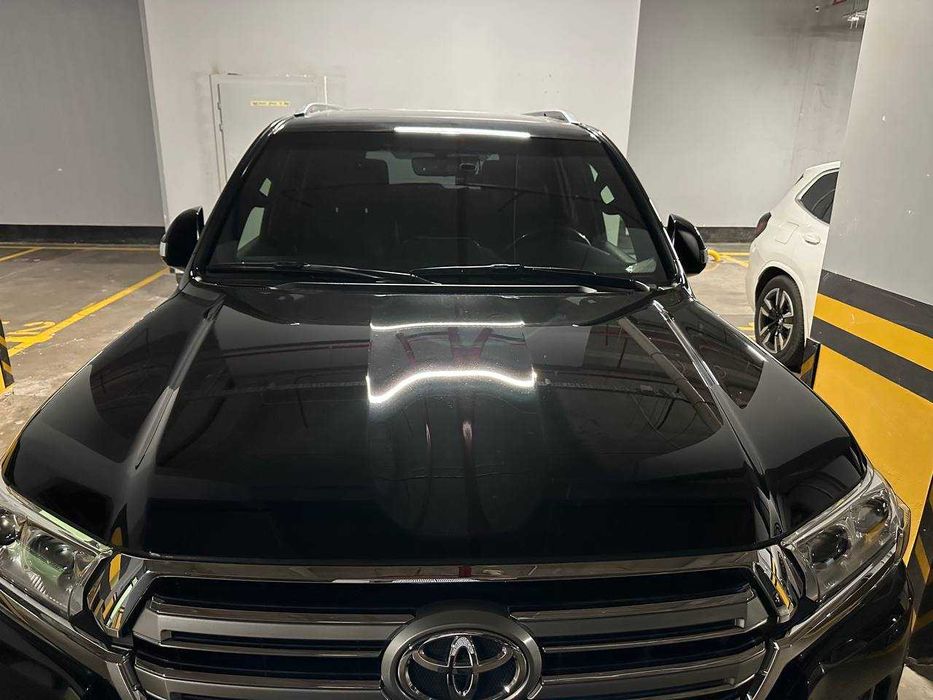 Toyota Landcruiser LC200 GXR V6 2017 года выпуска.