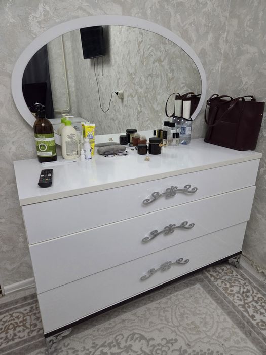 Продаю кровать вместе с комодом и тумбой