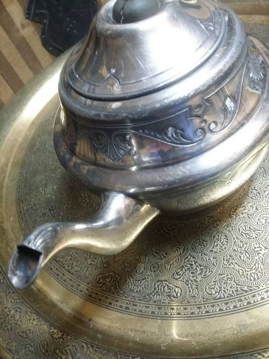 Стар посребрен чайник.
