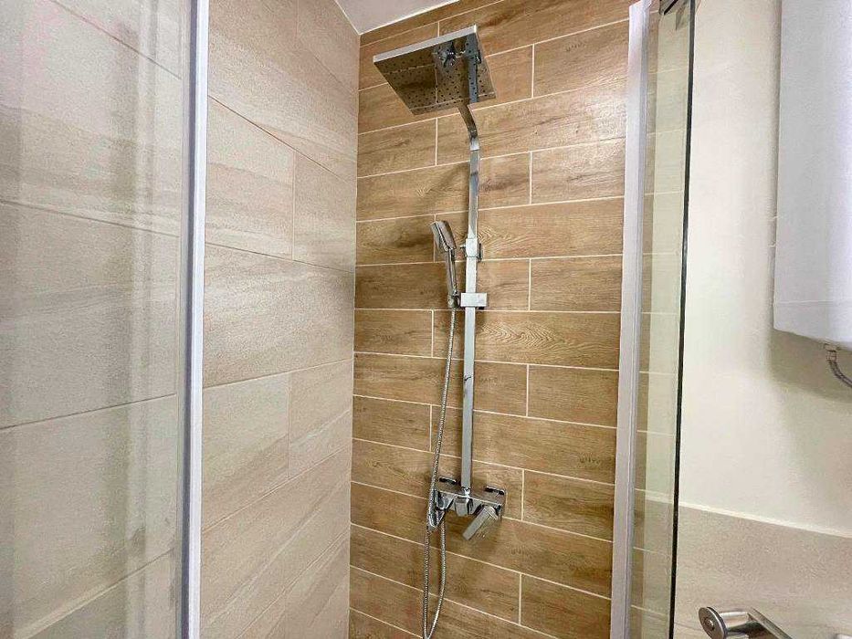 Двустаен обзаведен апартамент с две покрити паркоместа