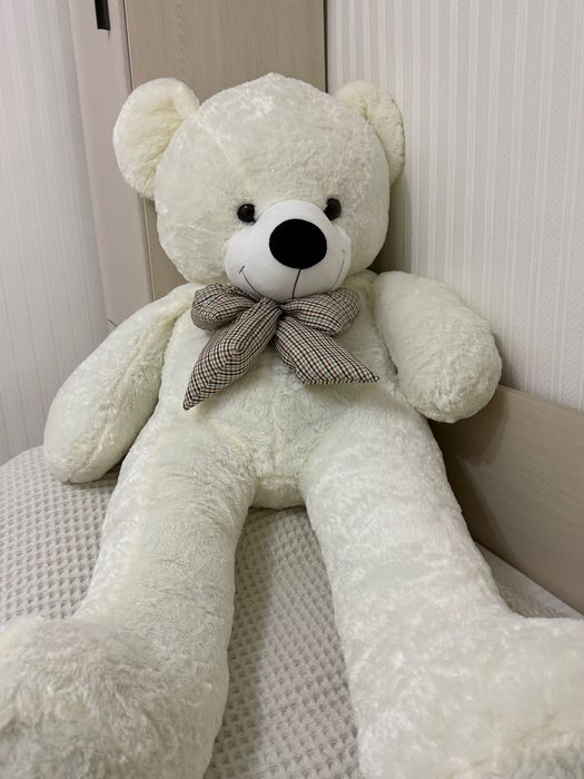 Белый плюшевый мишка