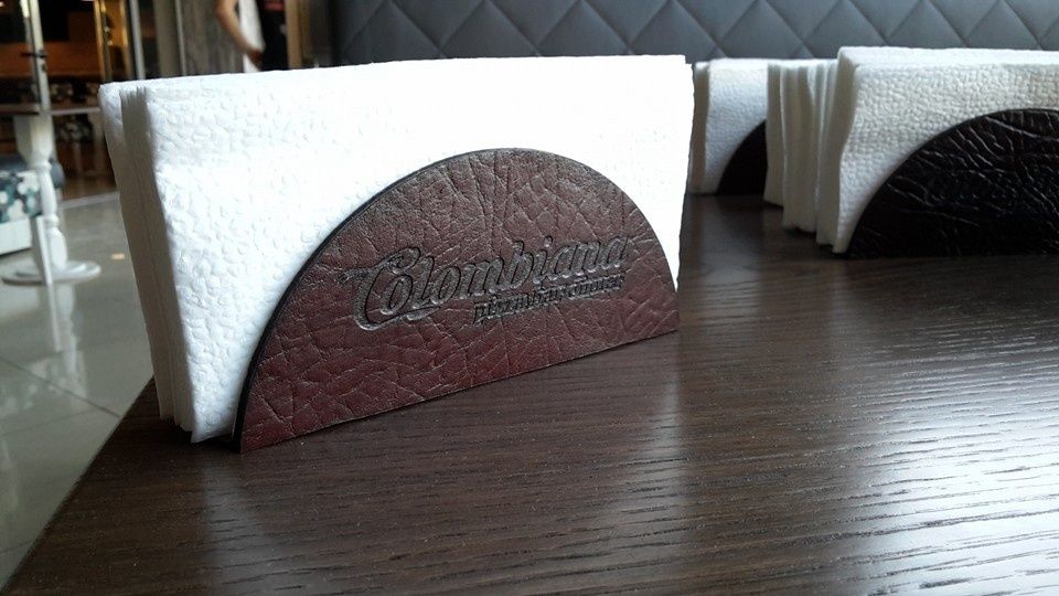 Изработка на гравирани,дървени корици за менюта,сметници, салфетници