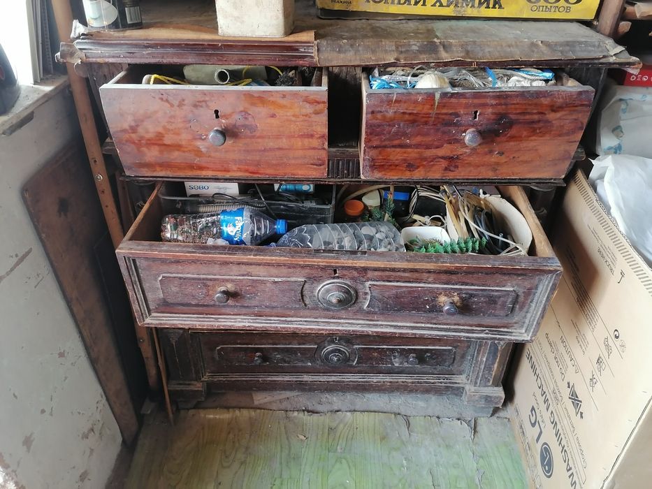 Старинный деревянный комод