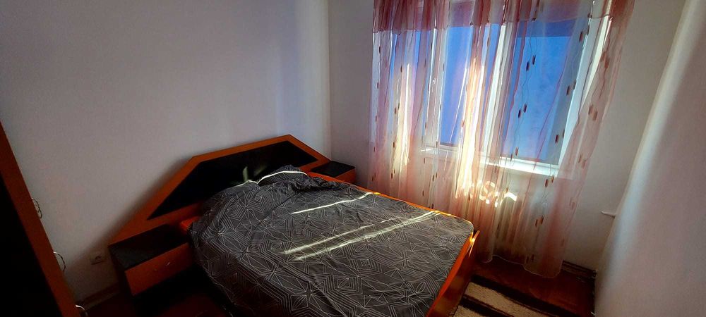 Ofer spre vânzare un apartament semidecomandat, situat la etajul 3 al unui bloc din Turda, județul Cluj.