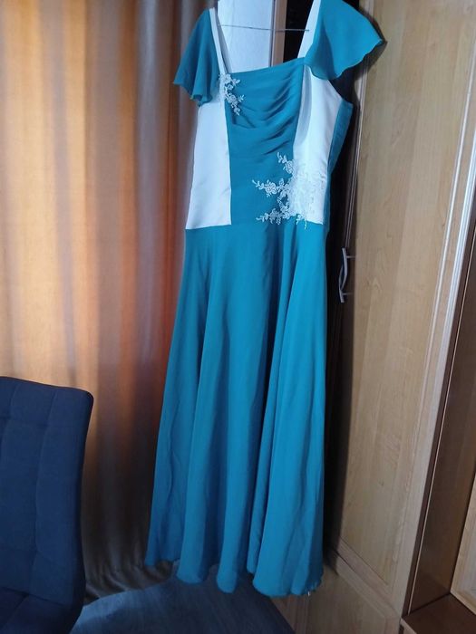 Vand 2 rochii lungi de seara