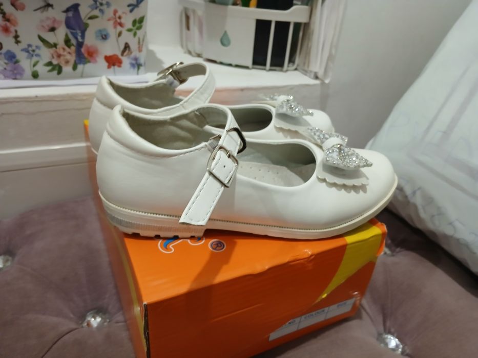 Продам туфли девочковые