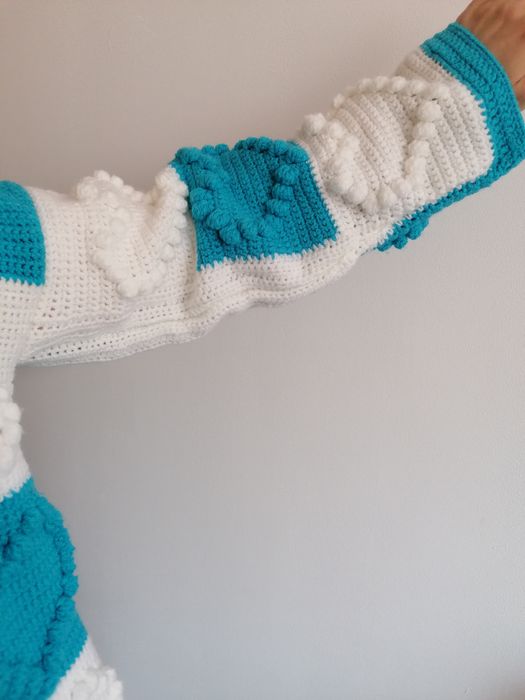 Дамска жилетка изработена на една кука