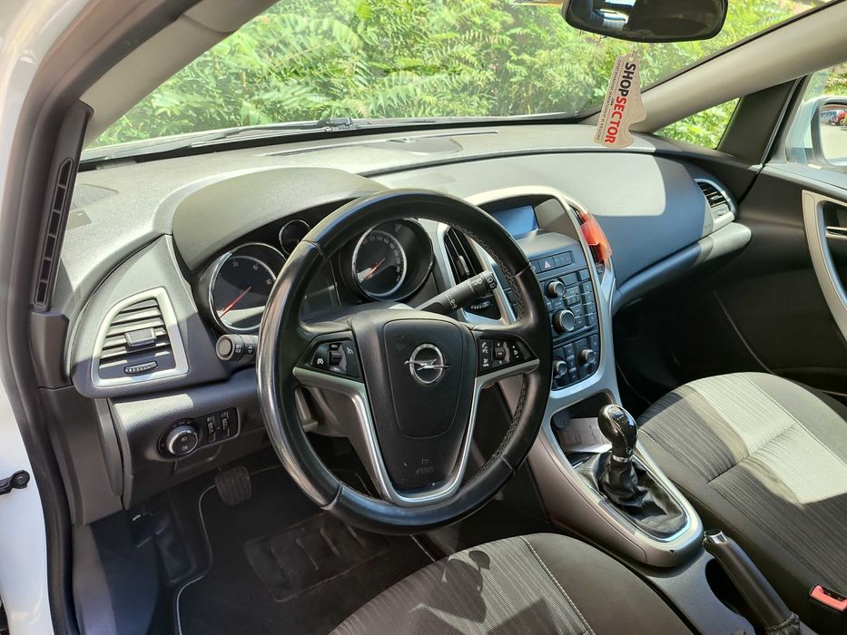 Опел Астра j 2012 перфектна