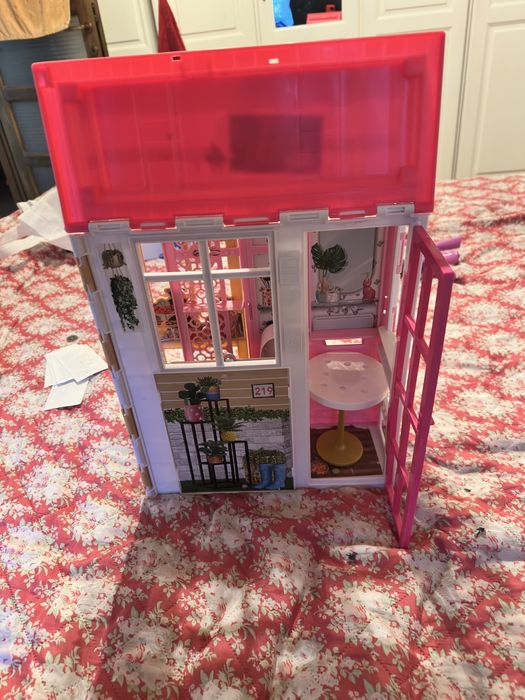 2 Papusi Barbie + casuta si mobilier
