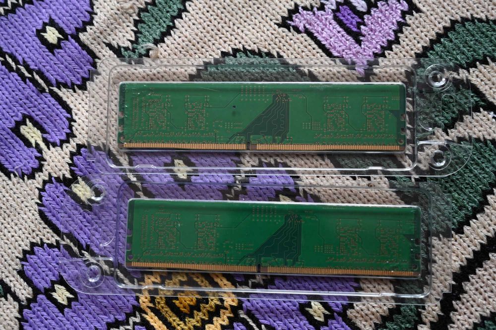 De vanzare 2 buc. memorii ram 4gb o memorie DDR4 PC2400.
