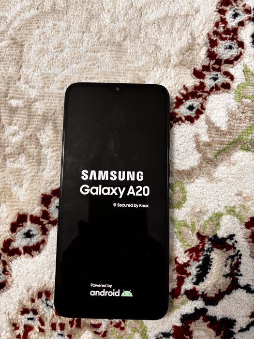 Самсунг А20 в хорошом состояние