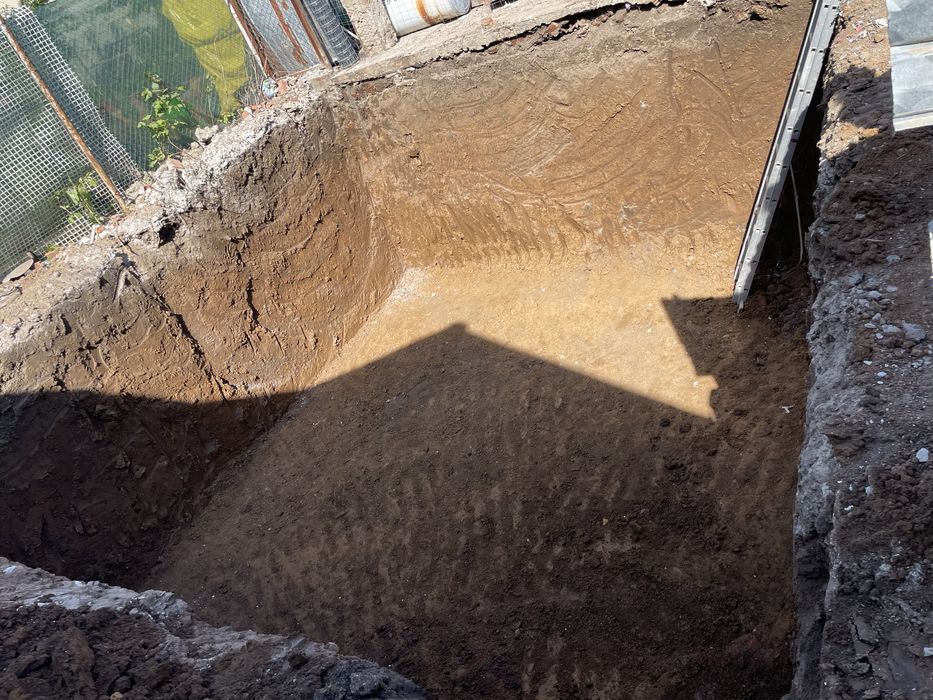 Miniexcavator spatii inguste