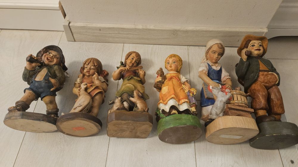 Statui pictate sculptate în lemn masiv