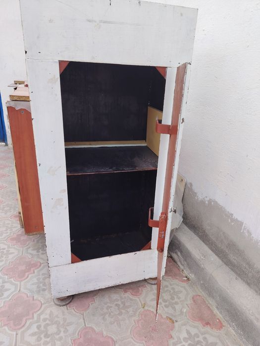 Сейф железная большая